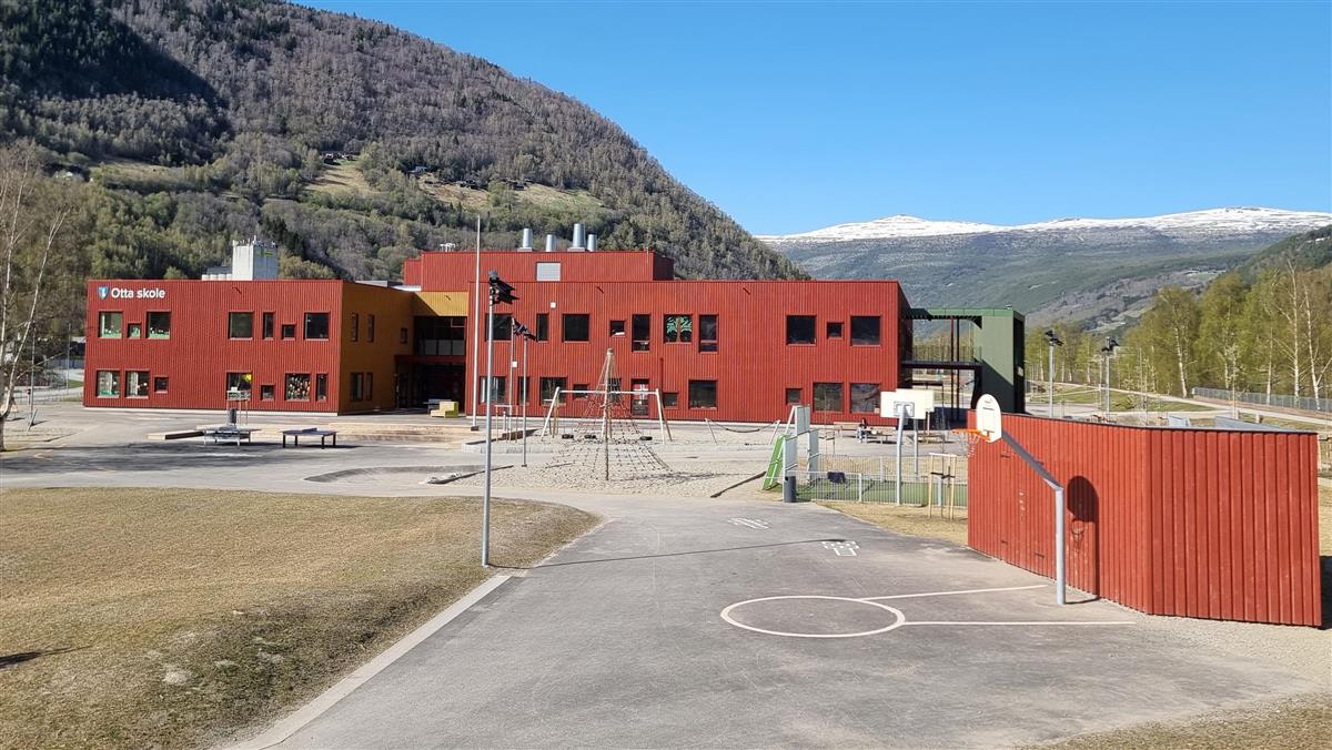 Otta Skole fra sør våren 2024 - Klikk for stort bilde