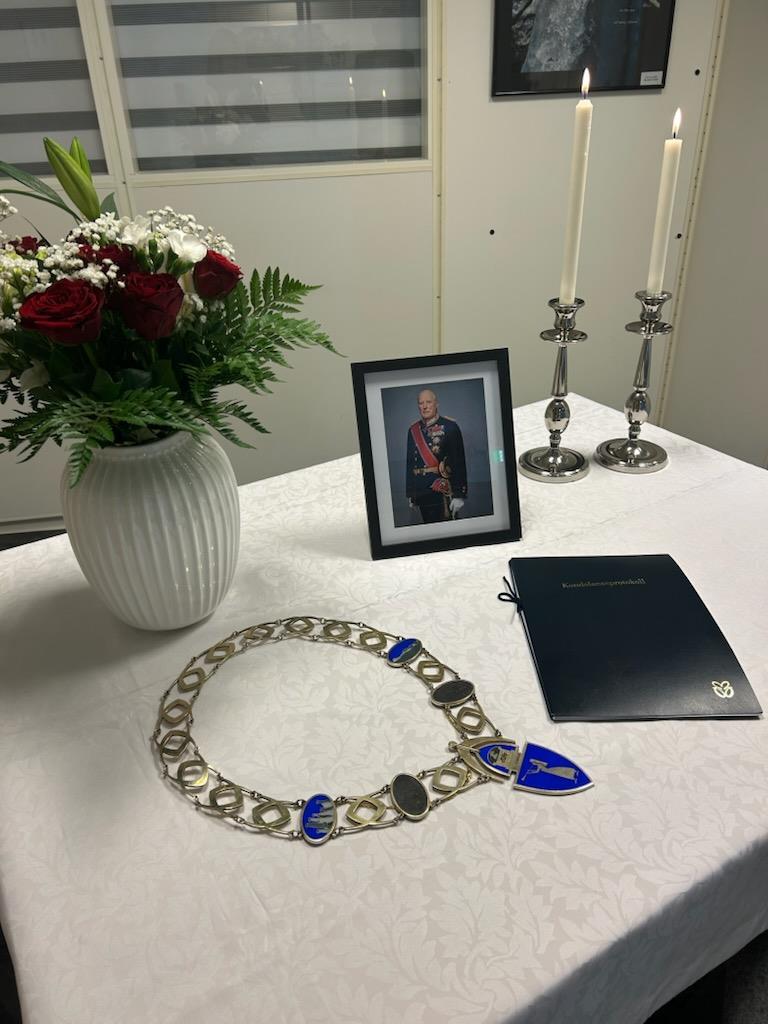 Kondolanseprotokoll på rådhuset for Harald V - Klikk for stort bilde